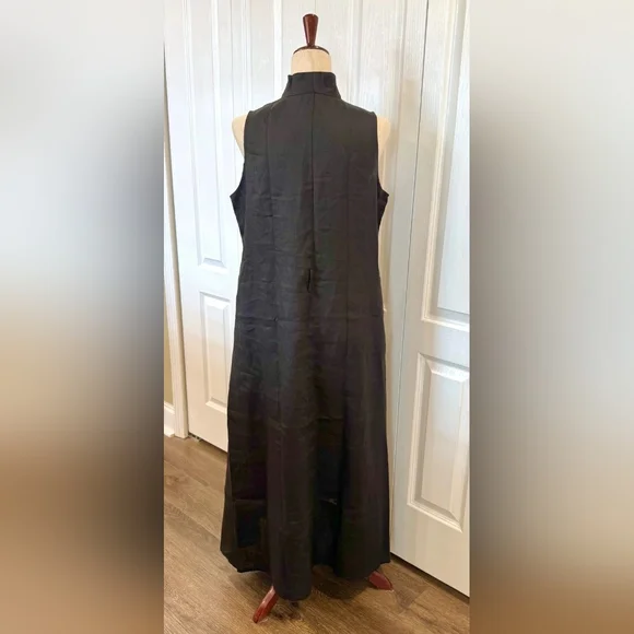 Elegant Black Sleeveless Dress - Picture 4 of 4